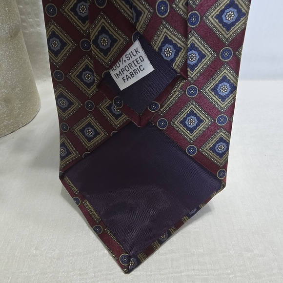 Gant Limited Edition Silk Red and Blue Diamond Pattern Tie Euc - Picture 5 of 6